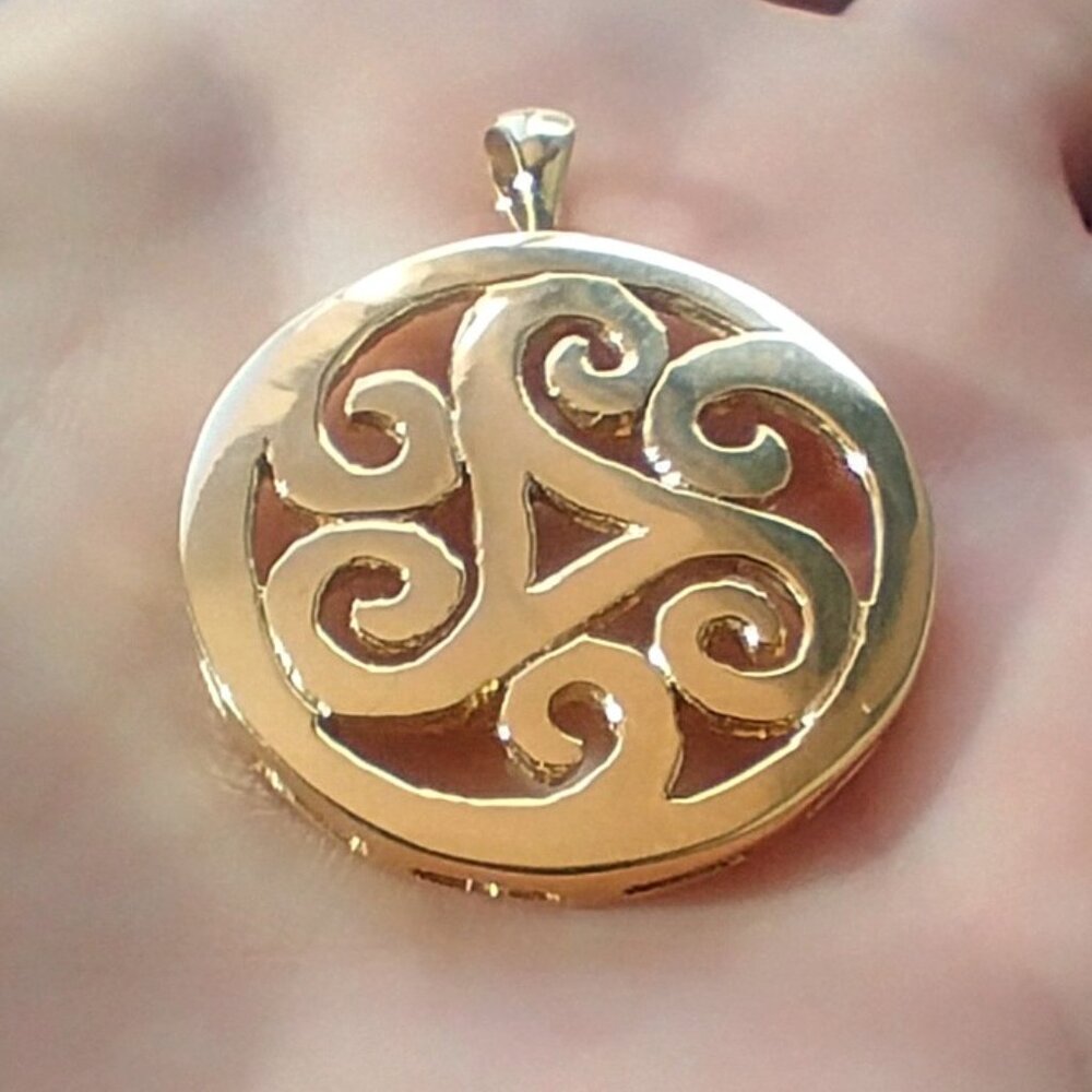 14k Yellow Gold "LOVE" Large 1"  Medallion Pendant Designer Alexa Sidaris NWOT